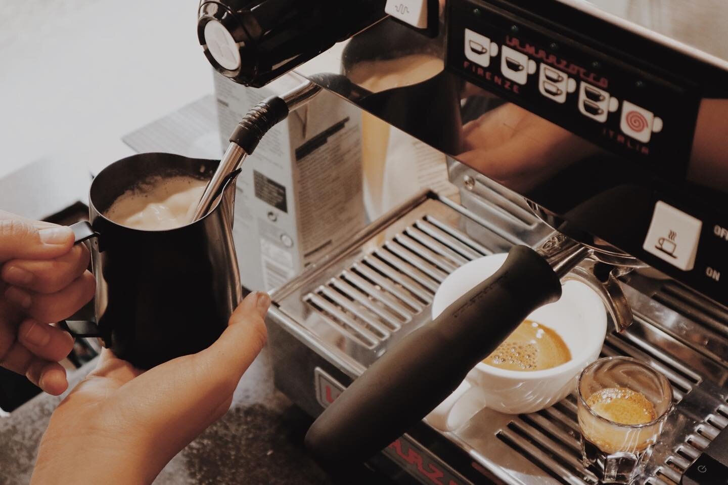 We dreamed of this day and now it's here. Finally serving coffee in a cup at Auguststr 50 so that you can sit down and enjoy it. For the moment we only open the terrace. So happy to have you all! 
#specialitycoffee #coffeeporn #finallyopen #terracea